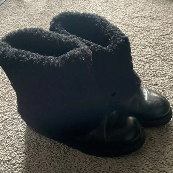 All leather Ugg boots with fur trim top - Picture 2 of 5